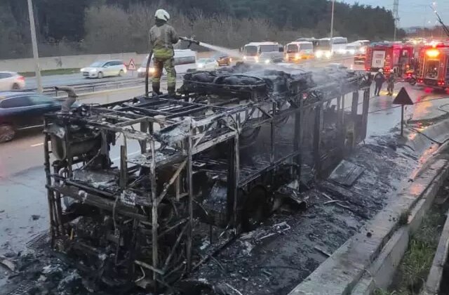 İETT otobüsü alev topuna döndü! Geriye demir yığını kaldı