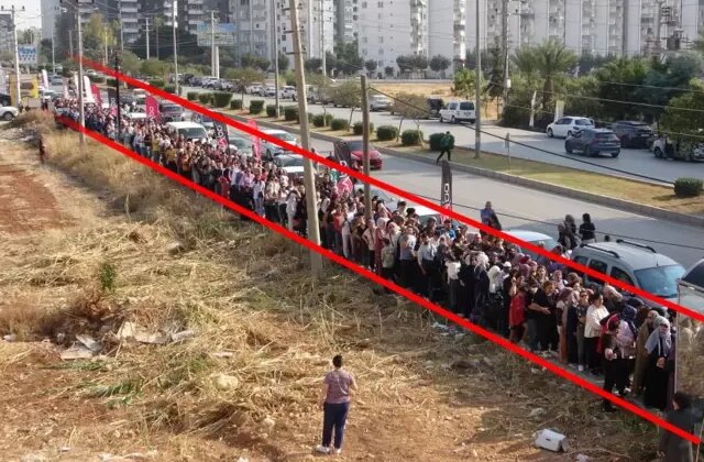 İndirim izdihamı: Haberi alan mağazanın önündeki kuyruğa koştu