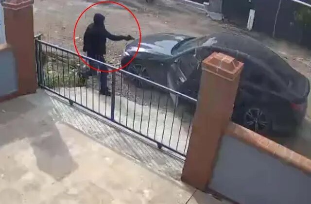 İş insanına evinin önünde silahlı saldırı