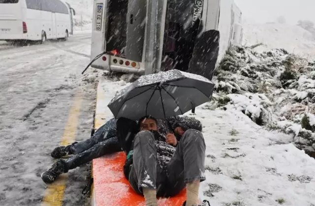 İşçi servisi takla attı, ambulansı şemsiyeyle bekledi