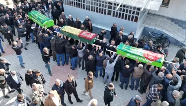 Gıda zehirlenmesi şüphesiyle ölen anne çocukları ile birlikte torağa verildi