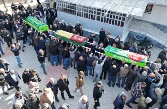 Gıda zehirlenmesi şüphesiyle ölen anne çocukları ile birlikte torağa verildi