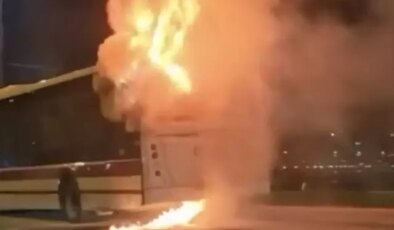 İzmir’de korku dolu anlar, seyir halindeki otobüs alev aldı