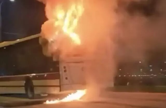 İzmir’de korku dolu anlar, seyir halindeki otobüs alev aldı