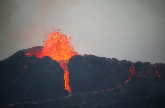 Japonya’da dev patlama: Sakurajima’dan göğe kül yağdı