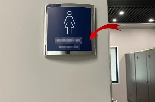 Kadın WC tabelası gitti, yerine gelen bir hayli ilginç