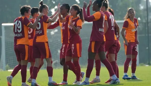Kadınlar derbisinde Galatasaray, Beşiktaş’a gol oldu yağdı