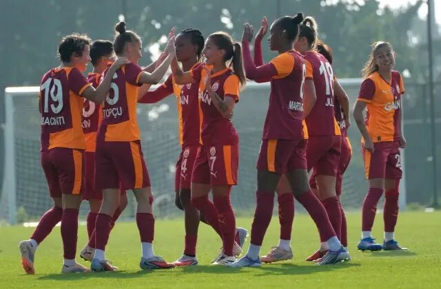 Kadınlar derbisinde Galatasaray, Beşiktaş’a gol oldu yağdı