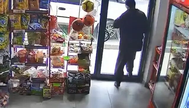 Kapıyı fark etmedi, kafasıyla camı kırdı