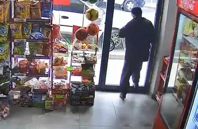 Kapıyı fark etmedi, kafasıyla camı kırdı