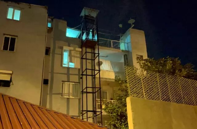 Kardeşi için yaptırdığı engelli asansöründen düşerek öldü