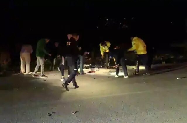 Kaza yapan motosiklet sürücüsünün dişlerini telefon ışığıyla aradılar