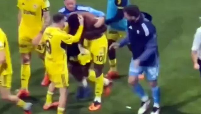 Kerem Aktürkoğlu Jhon Duran’a secde ettirdi