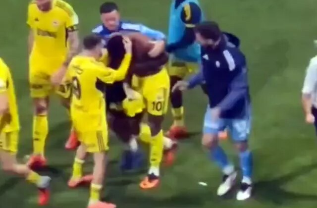 Kerem Aktürkoğlu Jhon Duran’a secde ettirdi