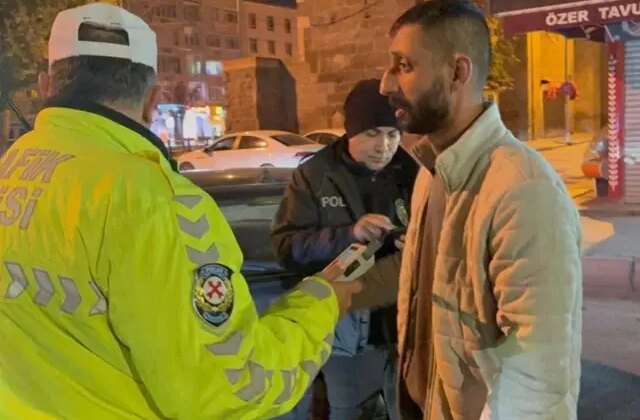 Kimlik isteyen polise sosyal medyasını açtı, 46 bin lira ceza yedi