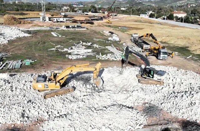 Kocaelispor’a 7 futbol sahalı devasa yeni tesis: İlk kazık vuruldu