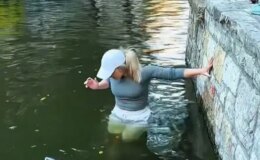 Koli basili  uyarılarını umursamayan kadın telefonu için nehre girdi