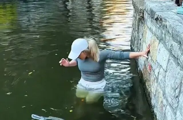 Koli basili  uyarılarını umursamayan kadın telefonu için nehre girdi