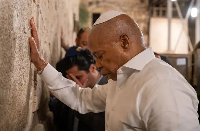 Koltuğu bırakmadan İsrail’e koştu, Eric Adams’tan tartışmalı veda