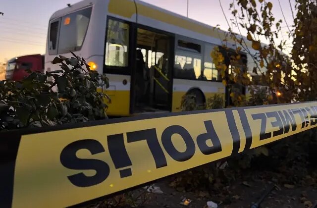 Belediye otobüsünde, eşinin gözü önünde bıçaklandı