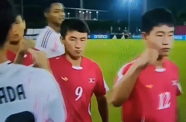 Kuzey Koreli ve Japon oyuncuların selamlaşması olay oldu