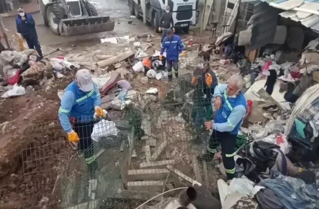 Mersin’de şok eden görüntü: Evden 10 kamyon çöp çıktı