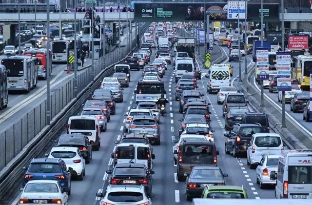 Motorine bu gece yarısı 2 lira 44 kuruş indirim geliyor