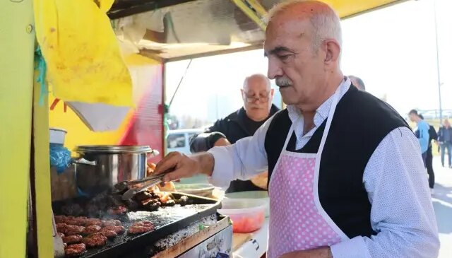 Nereden nereye! Süper Lig’de formasını giydiği takımın stadyumunda şimdi köfte ekmek satıyor