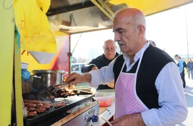 Nereden nereye! Süper Lig’de formasını giydiği takımın stadyumunda şimdi köfte ekmek satıyor