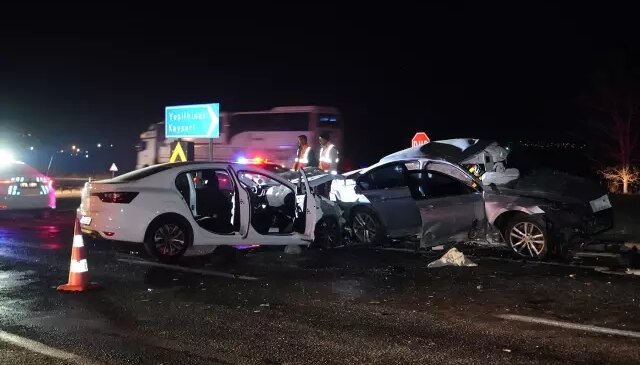 Niğde’de iki otomobil çarpıştı: 3 ölü, 6 yaralı