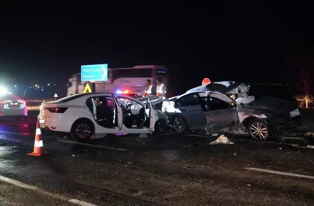 Niğde’de iki otomobil çarpıştı: 3 ölü, 6 yaralı
