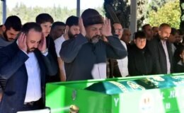 Baba, kazada ölen oğlunun cenaze namazını kıldırdı