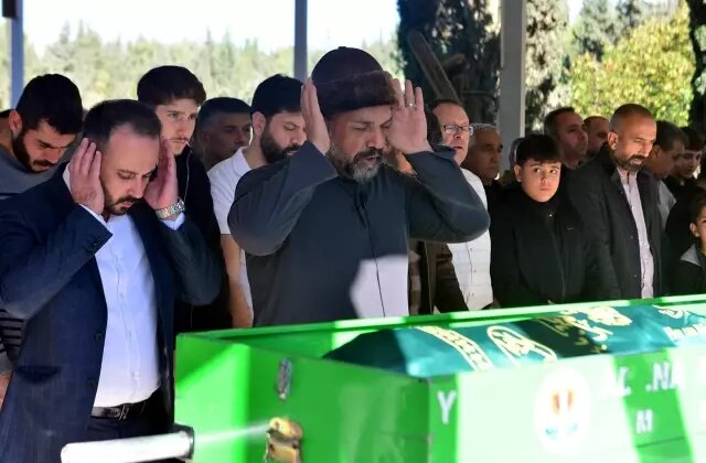 Baba, kazada ölen oğlunun cenaze namazını kıldırdı