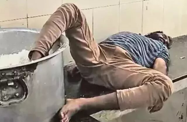 Öğrenci yurdunda çalışan sarhoş bekçi ayağı pirinç kazanı içinde uyurken yakalandı