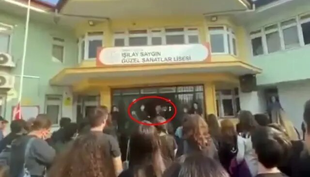 Okulda “Andımız” krizi! Müdür susturmaya çalıştı ama öğrenciler durmadı