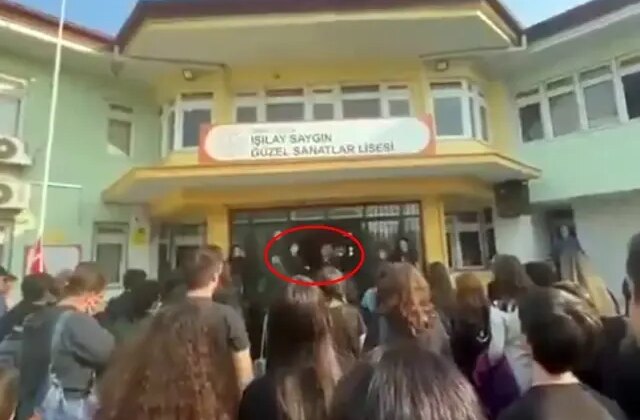 Okulda “Andımız” krizi! Müdür susturmaya çalıştı ama öğrenciler durmadı
