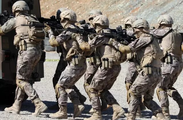 Özel harekat baskın yaptı! Mafya elebaşının 13 adamı yakalandı