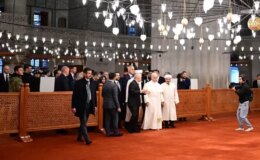 Papa, Sultanahmet Camii’nde! “Ayakkabı” detayı dikkat çekti