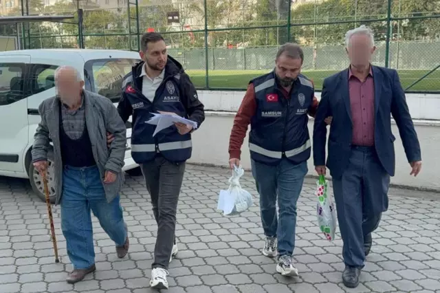 parkta uygunsuz davranista bulunan 2 yasli erkek 19302389 6713 o