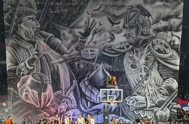 Branş farklı küstahlık aynı! Partizan–Fenerbahçe maçında skandal pankart