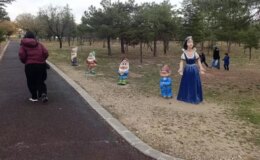 “Pes” dedirten hırsızlık! Pamuk Prenses’in cücelerini çaldılar