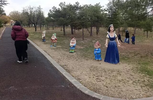 “Pes” dedirten hırsızlık! Pamuk Prenses’in cücelerini çaldılar