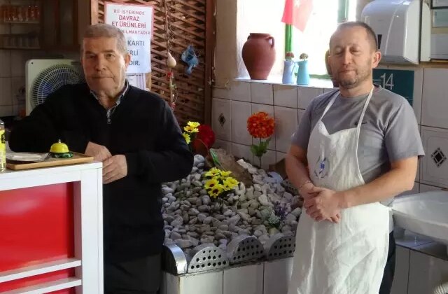 Bu dükkanın içinde yatır var! Pide yemeye gelen donup kalıyor