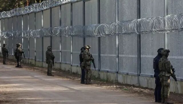 Polonya, Belarus sınırına ikinci bir bariyer daha inşa edecek