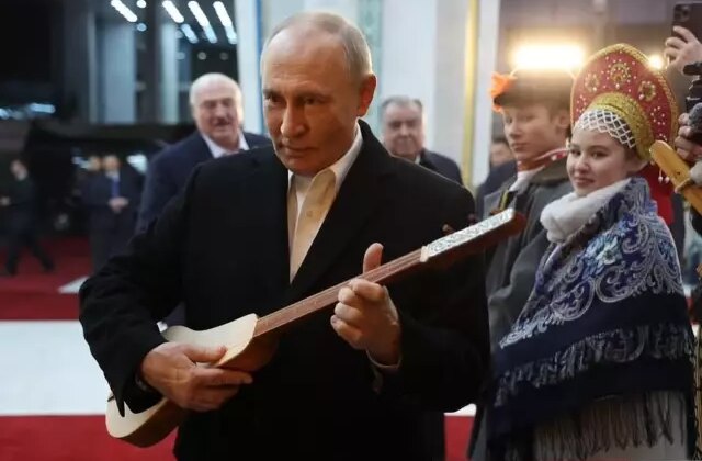 Putin, Kırgızistan’da kopuz çalmayı denedi