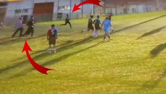 Sahaya giren taraftarlar rakip futbolculara saldırmaya kalktı, maç tatil edildi