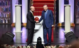 Sahnede duygusal anlar! Bilal Erdoğan babasıyla önce tokalaştı sonra…