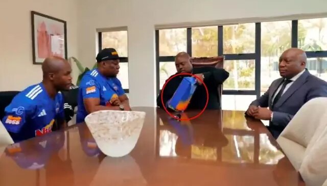 Şampiyon olan futbolculara tam 250.000 dolar verdi