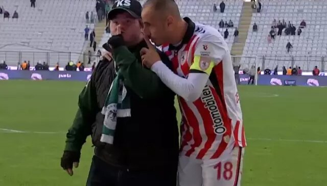 Samsunspor’un kaptanı Zeki Yavru’dan alkışlanacak hareket