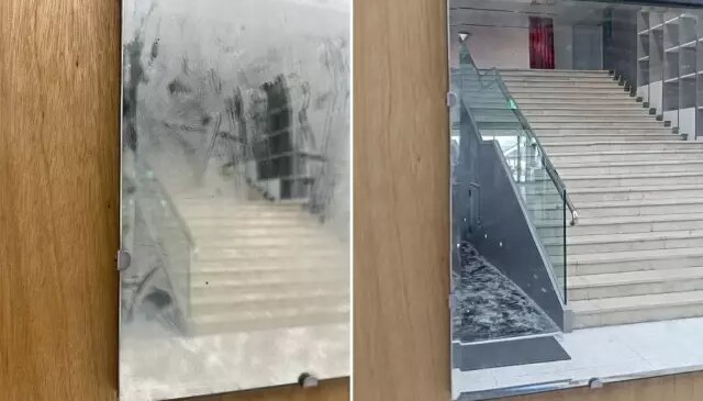 Sanat eserini “kirli ayna” zannetti, 40 yıllık tozu tuvalet kağıdıyla sildi